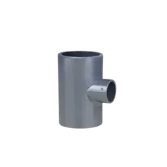 Teu redus din PVC 90° pentru crearea unei ramificații de 32 mm din magistrala de 50 mm. Presiune PN16, lipire. Soluție compactă pentru siste