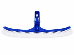 Perie curbată pentru piscină cu peri albi din nylon, corp din plastic albastru și prindere pentru tijă telescopică, izolată pe fundal alb.