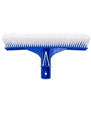 Perie pentru pereții și fundul piscinei cu peri albi din nylon, corp din plastic albastru și prindere pentru tijă telescopică, pe fundal alb