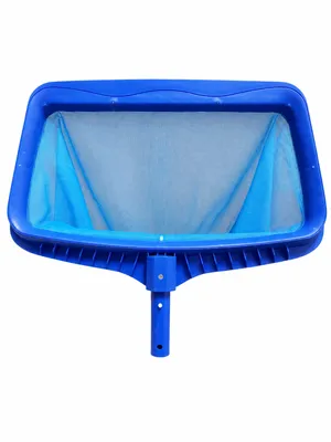 Plasă adâncă pentru piscină cu ramă albastră din plastic, plasă fină albastră și prindere pentru tijă telescopică, pe fundal alb.