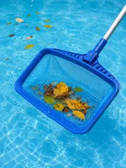 Plasă adâncă pentru piscină cu plasă fină, colectând frunze și resturi plutitoare de pe suprafața apei curate.