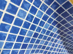 Cadru de aproape cu o membrană flexibilă din PVC pentru piscină, având un imprimeu intens cu mozaic pătrat albastru și linii albe de demarca