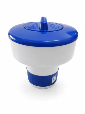 Dozator plutitor din plastic de culoare alb-albastră pentru tablete de clor și dezinfecția apei din piscină, izolat pe fundal alb.