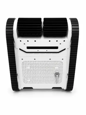 Vedere de jos a robotului W30: perii rotative negre, fantă de aspirație centrală, capac grilat cu clemă de blocare și șenile din cauciuc pe