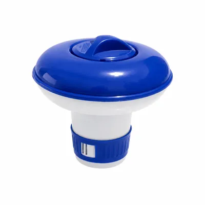Dozator plutitor din plastic de culoare alb-albastră pentru tablete de clor pentru piscină, prezentat de aproape pe un fundal alb izolat.