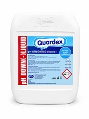 O canistră din plastic alb cu soluție lichidă pentru reducerea pH-ului în piscină Quardex pH DOWN(-)LIQUID, pe fundal alb. Eticheta are un d