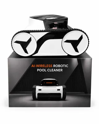 Robotul W30 din profil pe cutia sa neagră. Carcasă albă, șenile negre, jante cu stele în trei spițe și textul AI-WIRELESS ROBOTIC POOL CLEAN